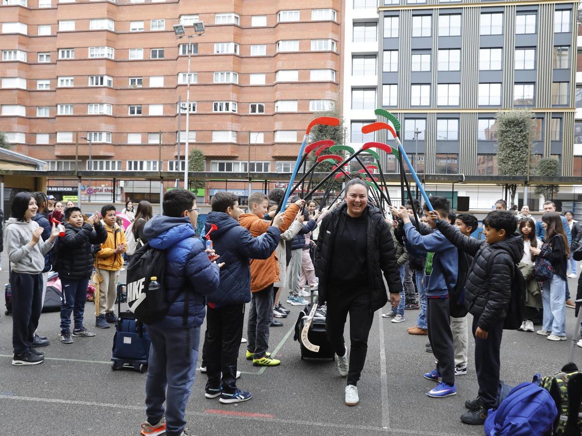 Natasha Lee, a su llegada al colegio Pablo Miaja