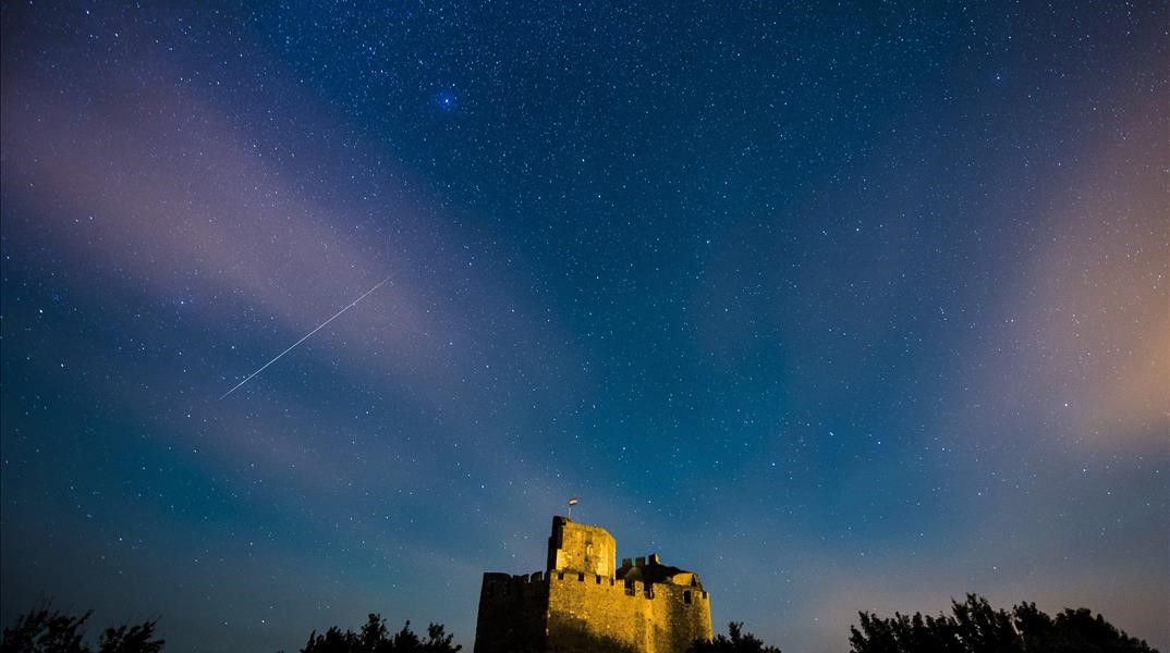 Una lluvia de estrellas sobre el castillo de Holloko situado en un pueblo cerca de Budapest (Hungría) en el 2016.
