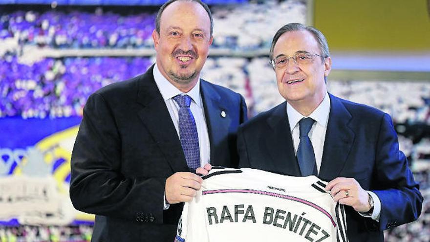 El técnico del Real Madrid Rafa Benítez junto al presidente blanco Florentino Pérez durante su presentación en verano.