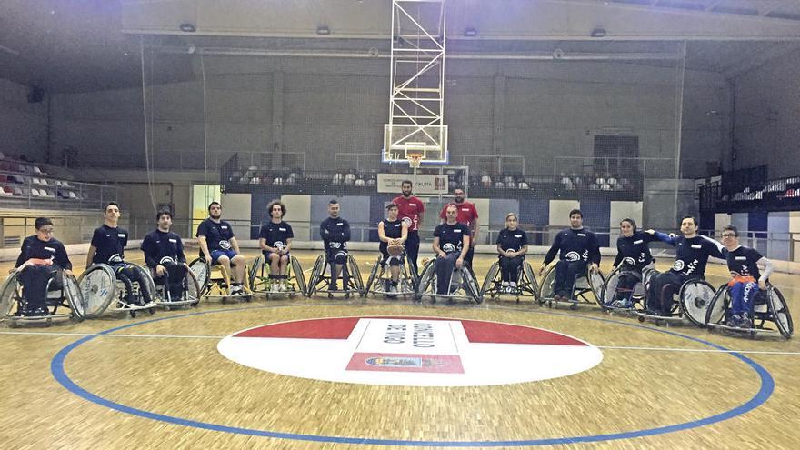 Los jugadores y técnicos del MasVisión Amfiv B, ayer en el pabellón Pablo Beiro de Bouzas.