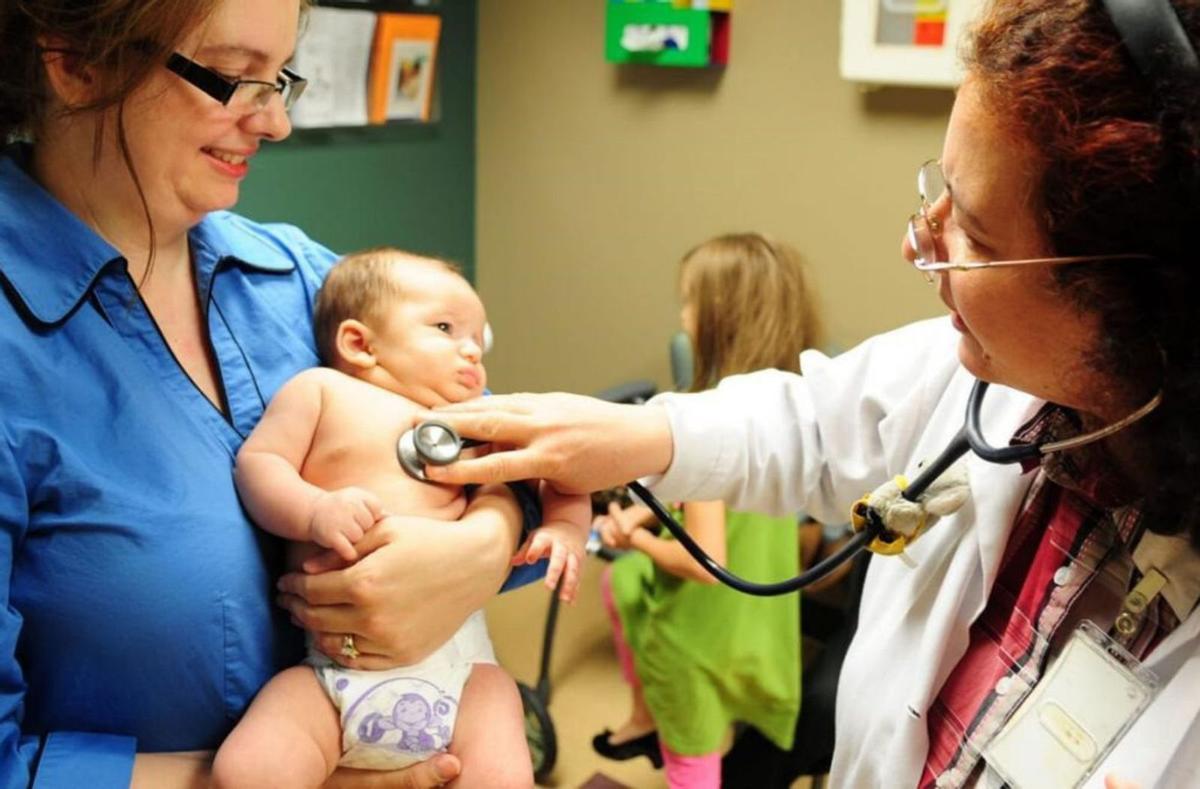 Una pediatra atiende a un bebé. |  E. P.