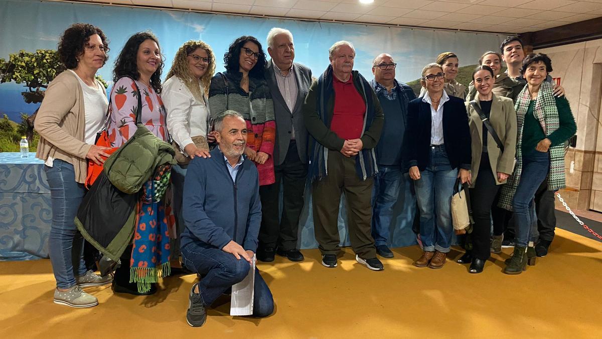 Juan García Serrano (en el centro, vistiendo una americana gris), posando en una foto de grupo anoche tras ser elegido presidente de la Federación de Peñas Huertanas.