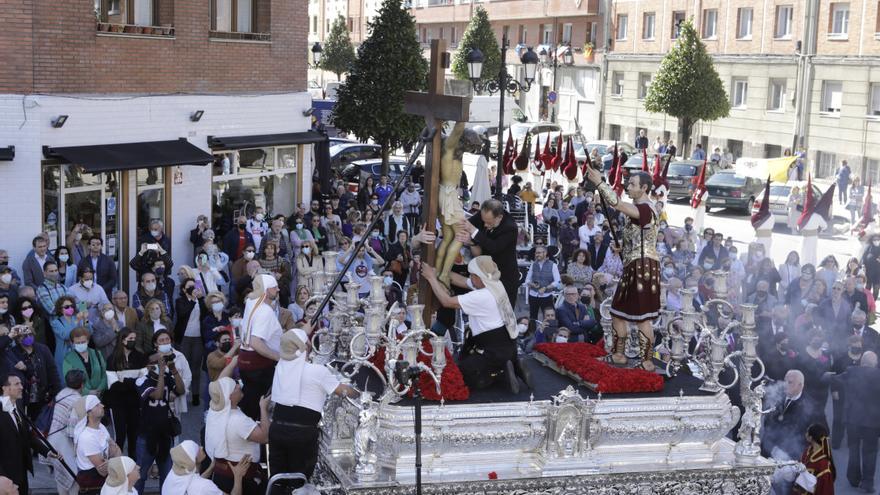 EN IMÁGENES: Así fue la procesión de los Estudiantes en la Semana Santa de Oviedo