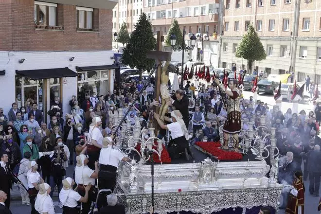 A cuestas con 800 kilos Tenderina arriba: así fue la procesión de los Estudiantes en Oviedo