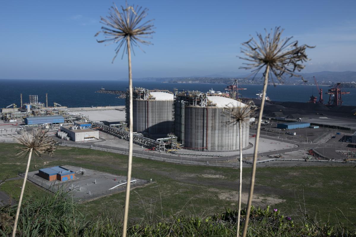 Vistas de la planta Regasificadora de El Musel-Enagás, a 24 de marzo de 2022, en Gijón, Asturias.