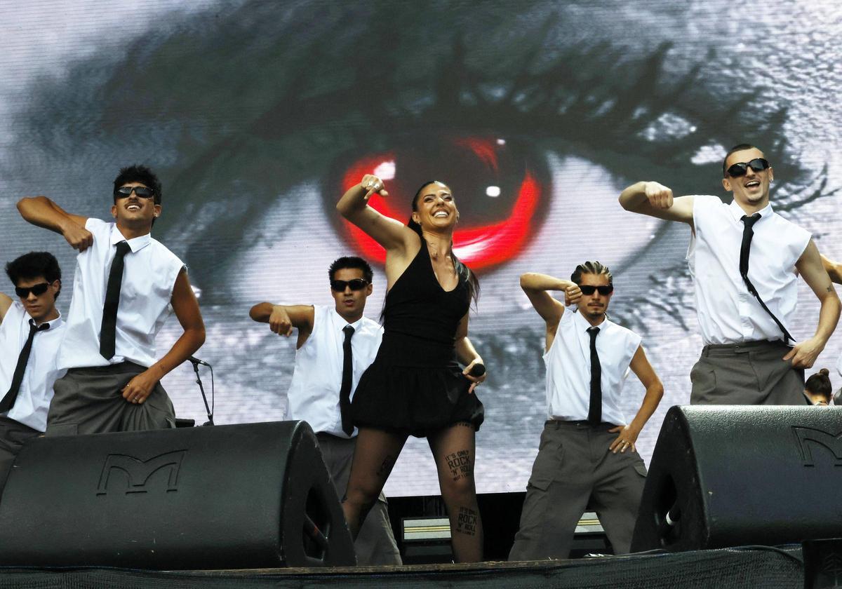 La cantante junto a su cuerpo de baile.