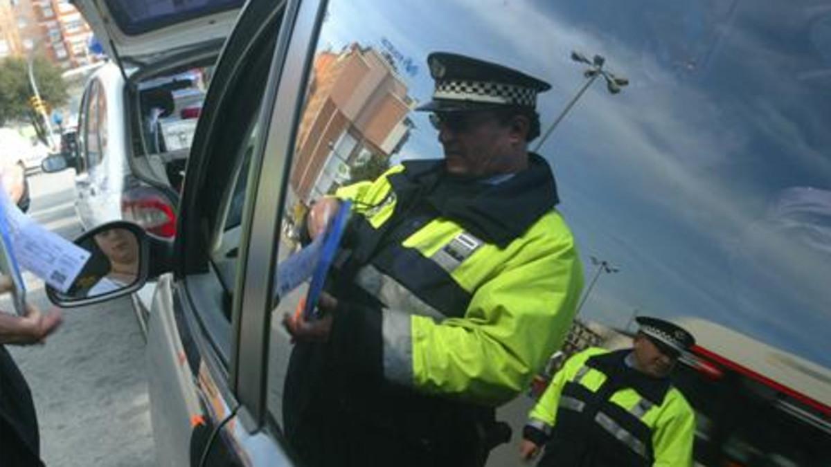 Policía para a un conductor