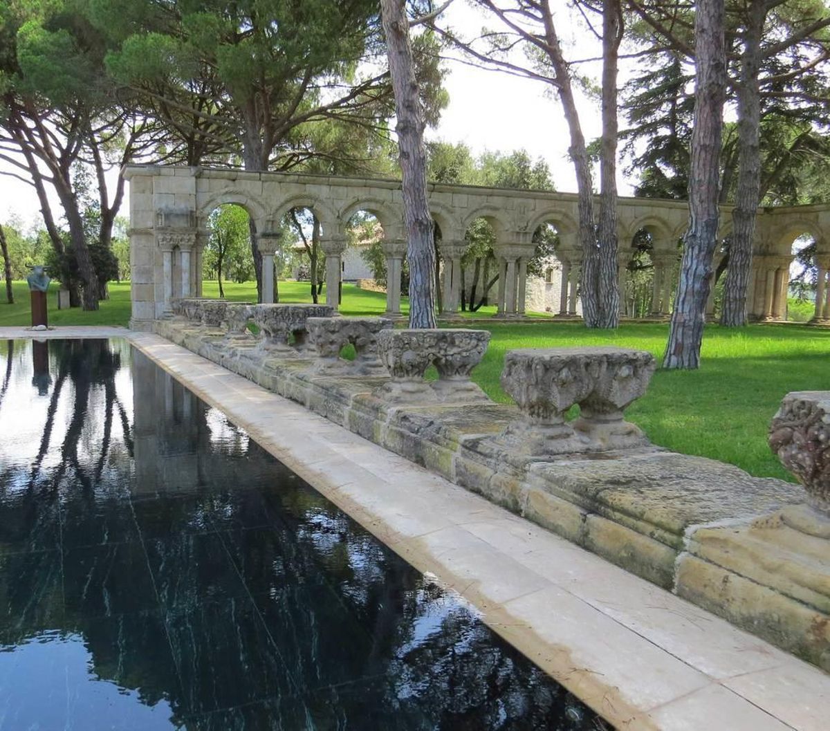El misterioso viaje del claustro que acabó en una piscina de Palamós