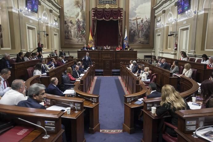 Pleno en el Parlamento de Canarias