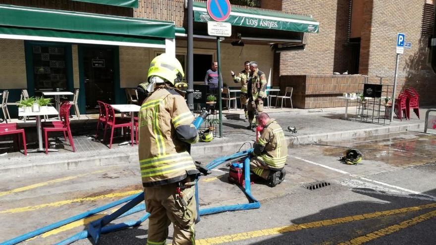 El incendio de una freidora obliga a desalojar un bar junto al Hospital Clínico de València
