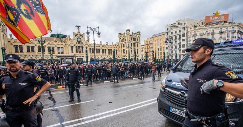 9 d'Octubre: Tensión en las manifestaciones en el centro de València