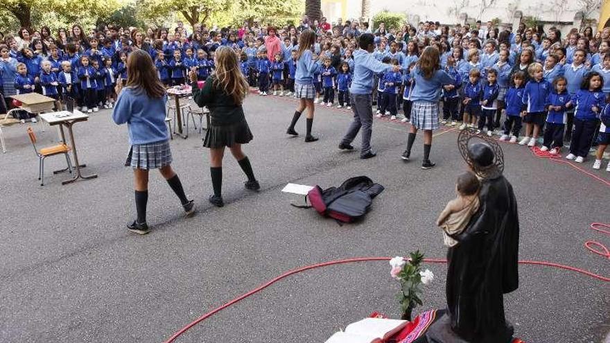 Un momento de la celebración, ante la imagen del patrón.