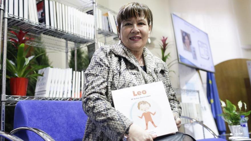 Esther García con su libro &quot;Leo&quot;.