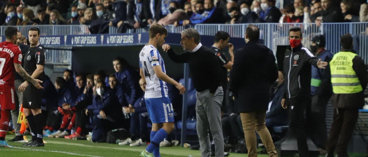 El técnico vitoriano da directrices a Febas durante el encuentro del pasado lunes en La Rosaleda.