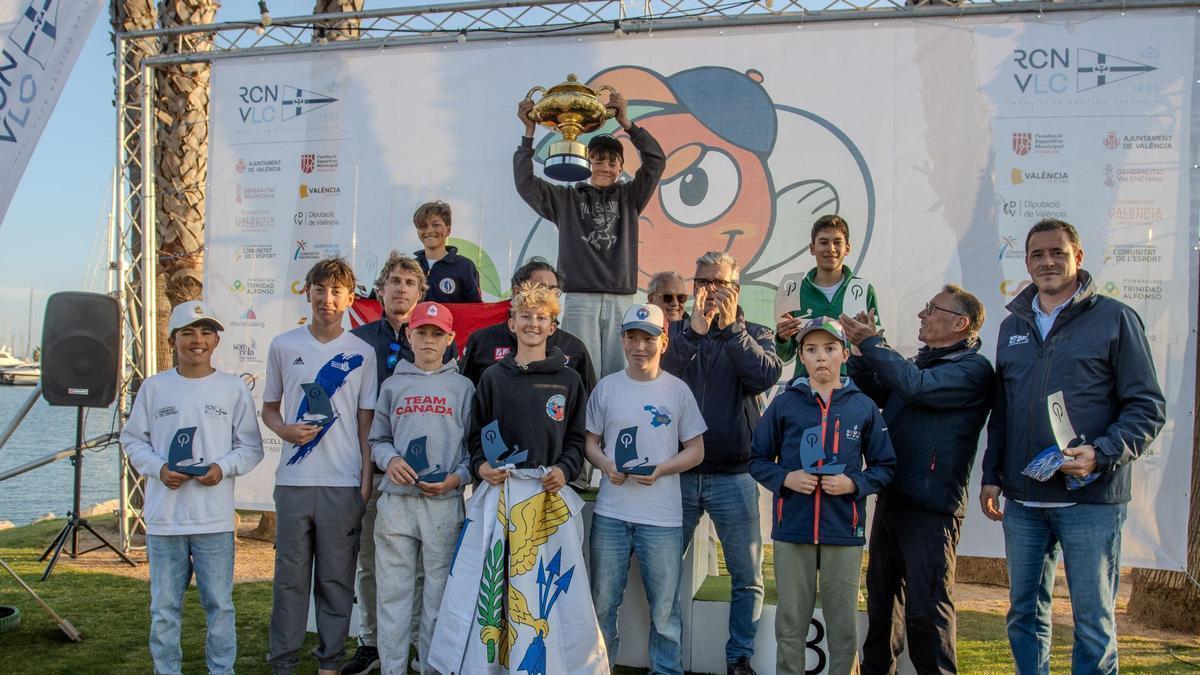 Podio con el campeón absoluto de la Optiorange 2026.