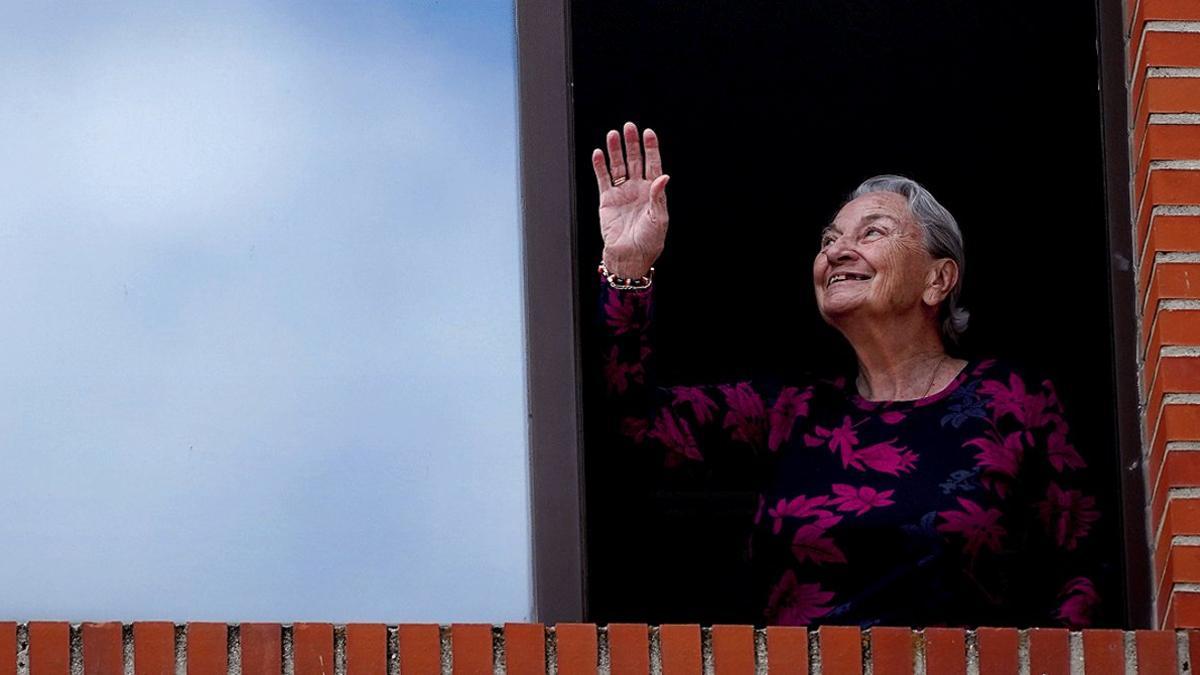 Una mujer disfruta del homenaje dedicado a los residentes y los profesionales de la residencia de mayores Casaverde, en Navalcarnero el 13 de mayo