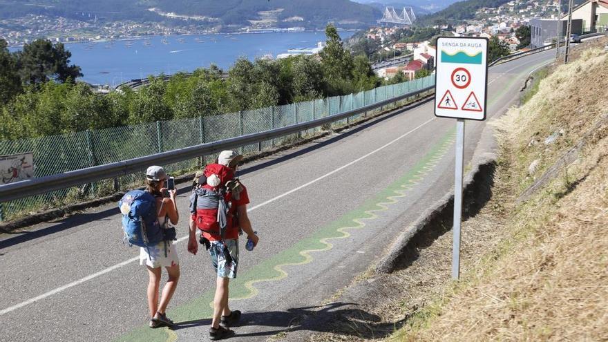 Unos peregrinos por el Camino Portugués por la Costa en el tramo entre Vigo y Redondela. / Ricardo Grobas