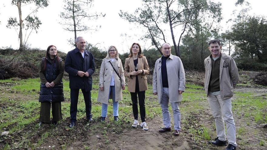 La conselleira, entre el delegado territorial de la Xunta y Crespo, ayer, en Maceira. |  // BERNABÉ/JAVIER LALÍN