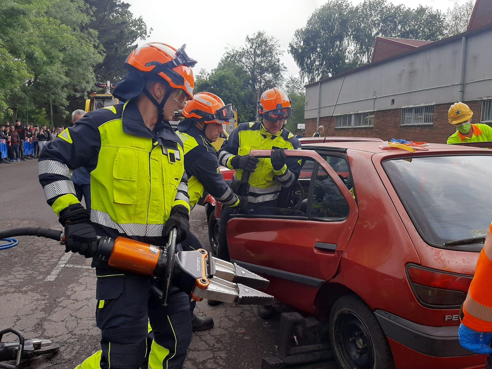 El IES de Noreña se examina de Emergencias: así ha sido el simulacro de accidente celebrado en el centro