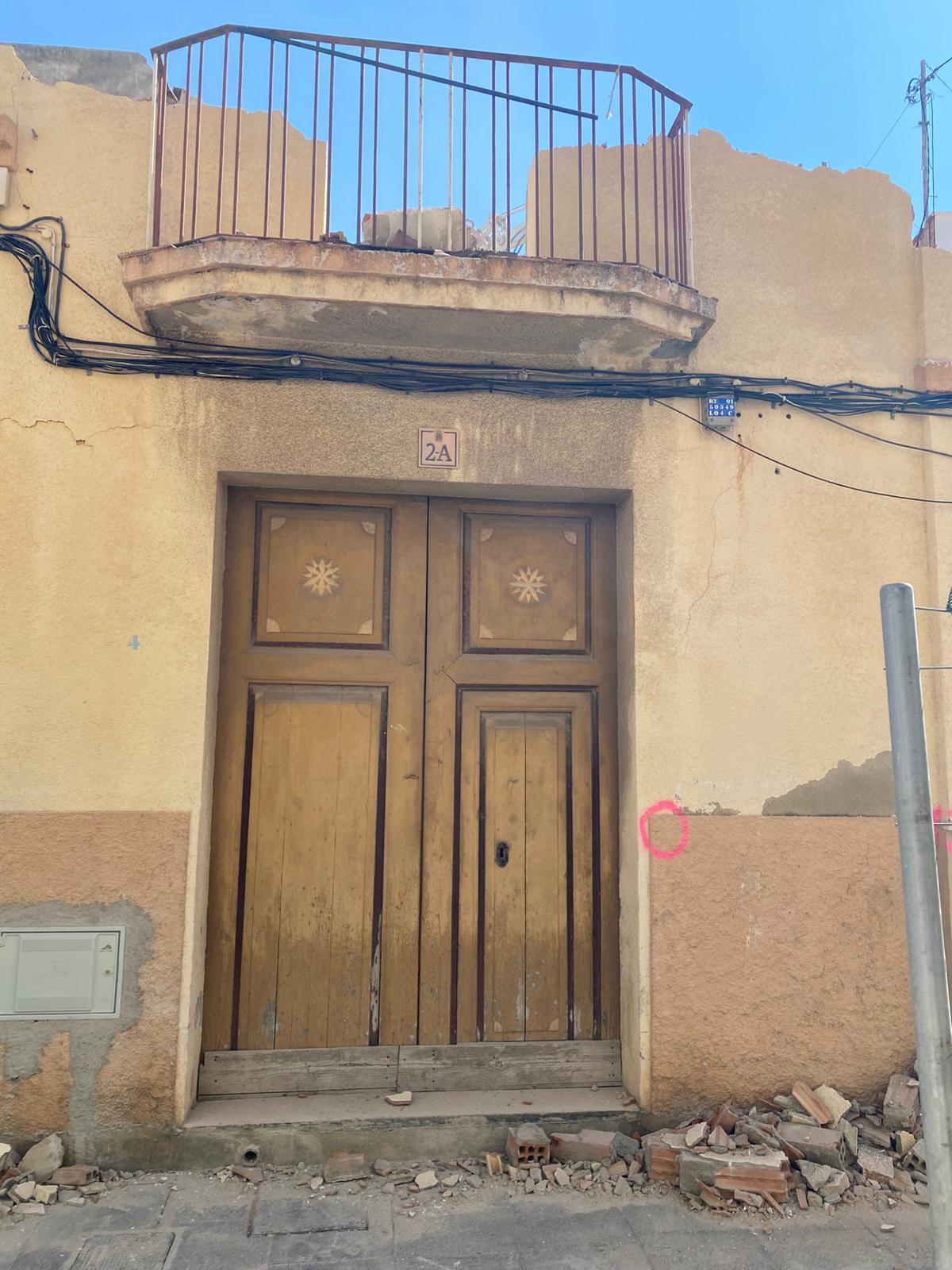 Puerta que seguía ayer en pie en un extremo de la casa demolida