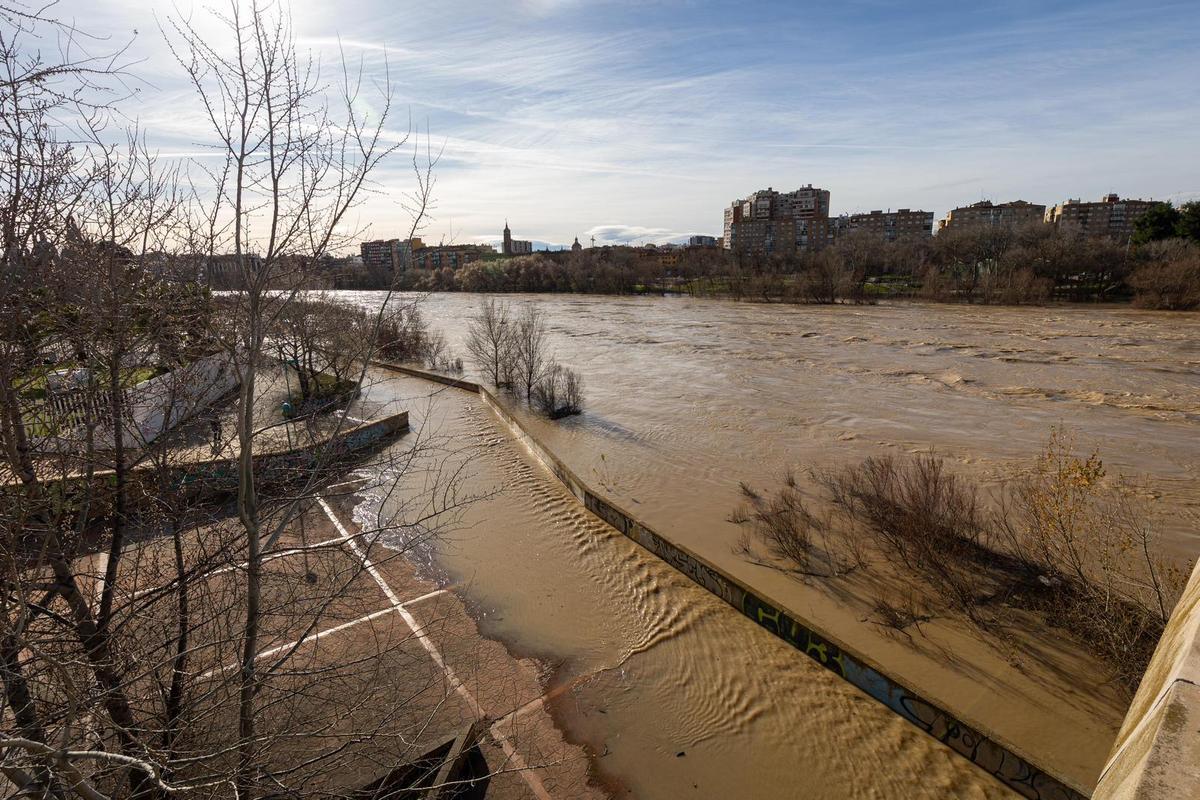 En imágenes I Así está el río Ebro a su paso por Zaragoza este lunes