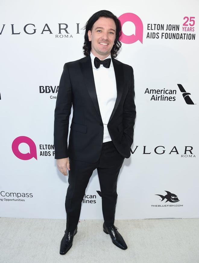 JC Chasez, cambiadísimo, en la fiesta de los oscar de Elton John