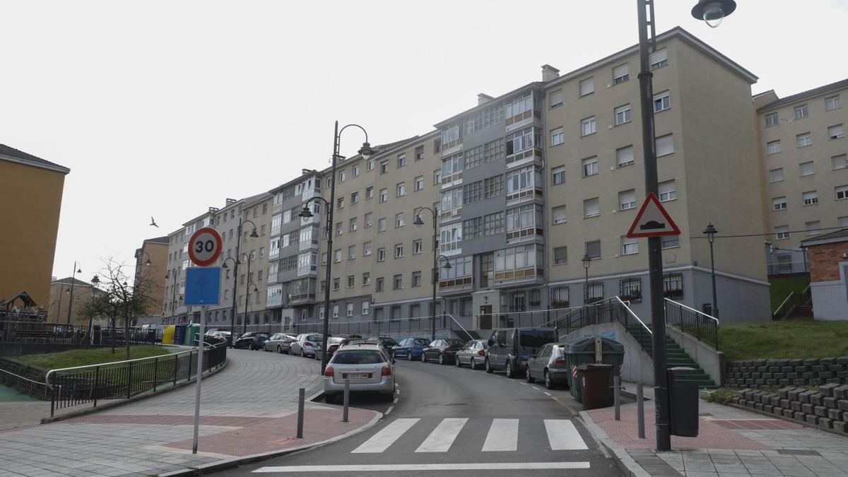 Bloques de viviendas en el barrio de La Luz, en Avilés. | MARA VILLAMUZA