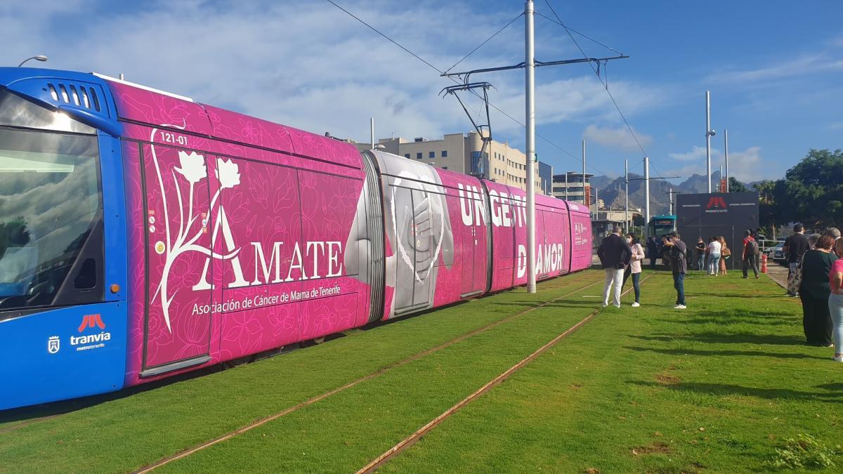 Tranvía rotulado, en las inmediaciones de Intercambiador.