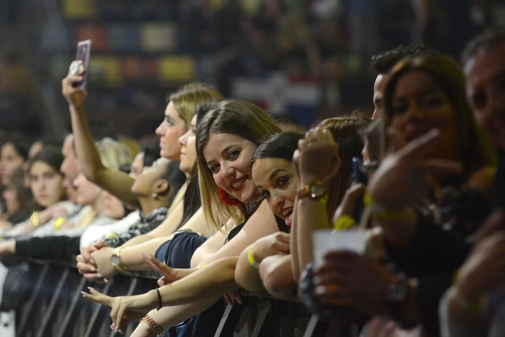 O cantante Romeo Santos subiu ao escenario do Coliseum ane 5.000 persoas cun micrófono dourado e cunha coroa, gafas de sol e ganas de bailar. Repasou os seus éxitos como 'Eres mía, mía, mía'.