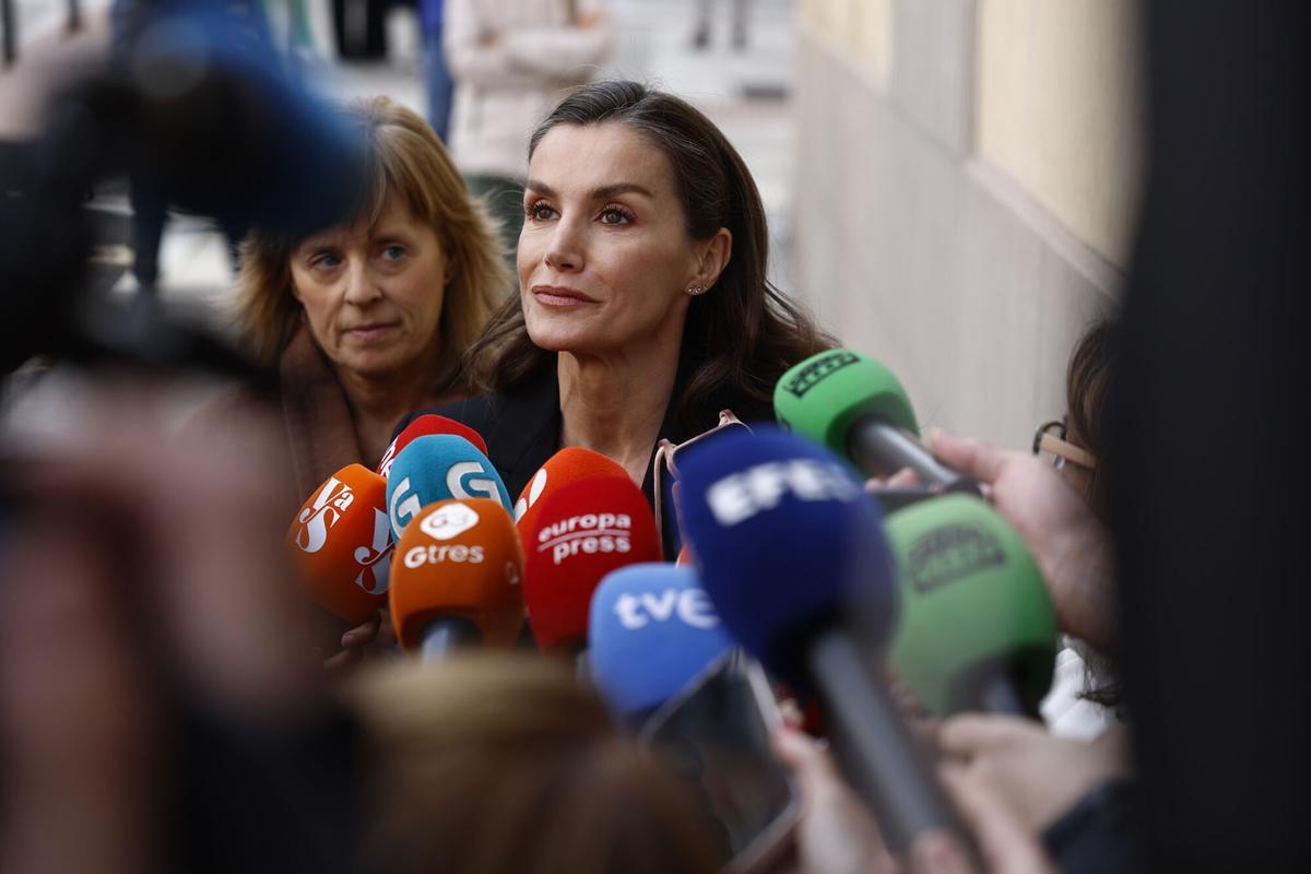 La reina Letizia atiende a la prensa a su llegada a la capilla ardiente del periodista Fernando Ónega