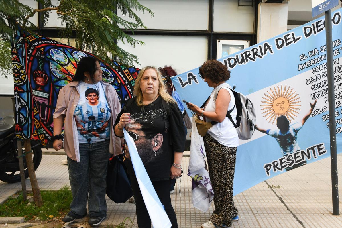 Fans de Maradona durante el reinicio del juicio.