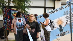 Fans de Maradona durante el reinicio del juicio por la muerte de Diego Armando Maradona, a 14 de abril de 2026, en Buenos Aires (Argentina). Audiencia en los tribunales de San Isidro, en la provincia de Buenos Aires, donde se reanuda desde cero el segundo juicio por la muerte de Diego Armando Maradona, con siete profesionales de la salud acusados de homicidio simple con dolo eventual por presunta negligencia en su atención domiciliaria. 14 ABRIL 2026 Sebastián Hipperdinger / Europa Press 14/04/2026. Agustina Cosachov;Vadim Mischanchuk;Diego Armando Maradona;Sebastián Hipperdinger;category_code_new