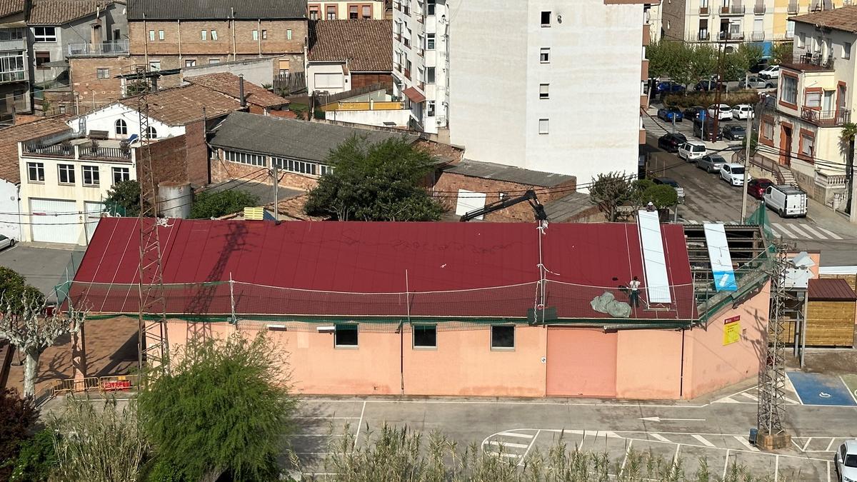 Treballs per retirar el fibrociment de la teulada de l'espai El Blat de Gironella