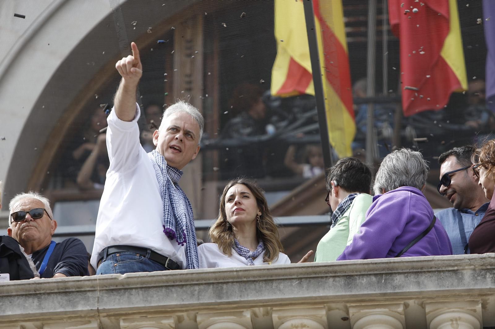 Irene Montero, Joan Ribó y María José Català: Algunas de las caras de hoy, sábado 18, en el balcón municipal