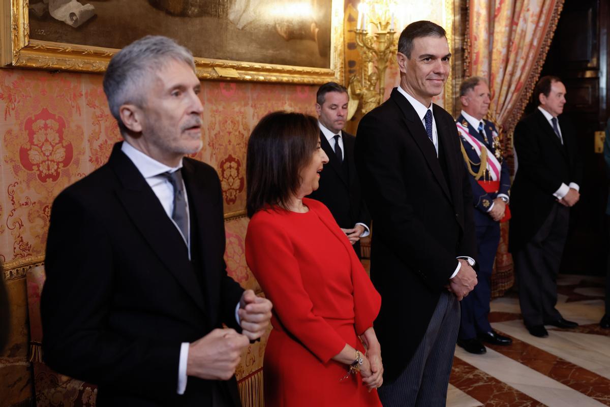 MADRID, 06/01/2023.- El presidente del gobierno, Pedro Sánchez (d), la ministra de Defensa, Margarita Robles, y el ministro del Interior, Fernando Grande-Marlaska, durante la recepción a autoridades por parte del rey Felipe VI y la reina Letizia con motivo de la celebración de la Pascua Militar este viernes en el Palacio Real de Madrid. EFE/ Chema Moya / POOL