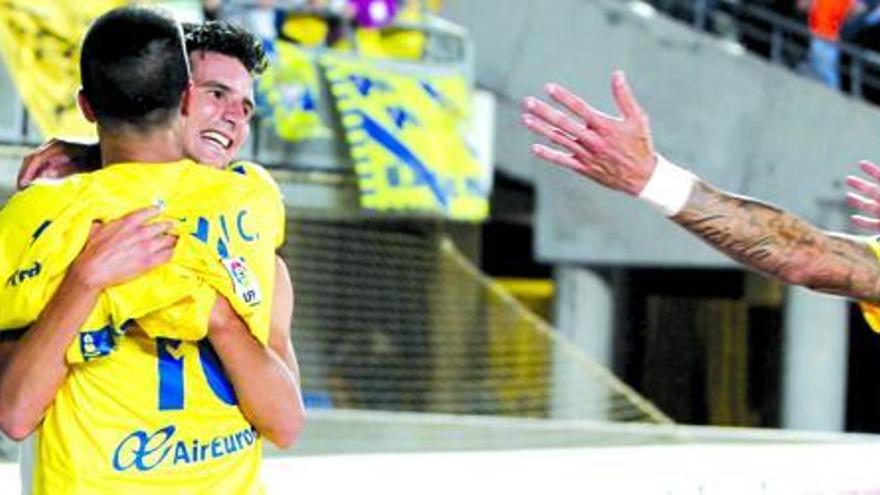 Vicente Gómez celebra un tanto de cabeza anotado al CD Tenerife, en la temporada 2013/2014