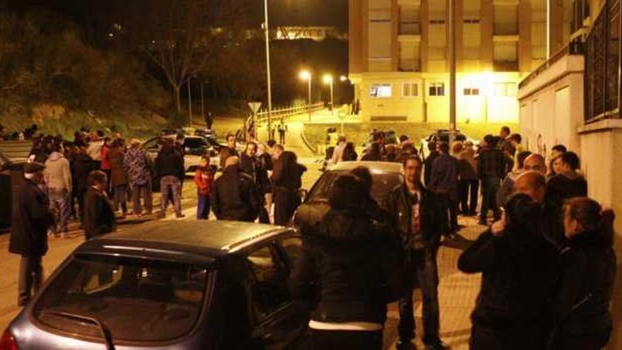 Decenas de ciudadanos se acercaron a la calle Consejo de Europa alertados por las sirenas.
