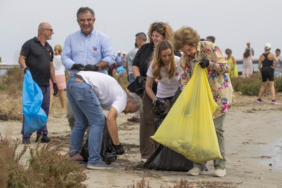 La reina Sofía recoge basura en el arenal de La Manga
