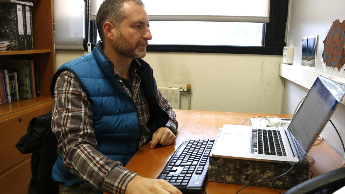 L'expert en canvi climàtic i catedràtic de la UdL, Víctor Resco, al seu despatx.