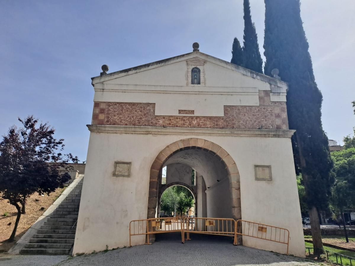 Puerta Pilar, cerrada y vallada hoy por motivos de precaución.