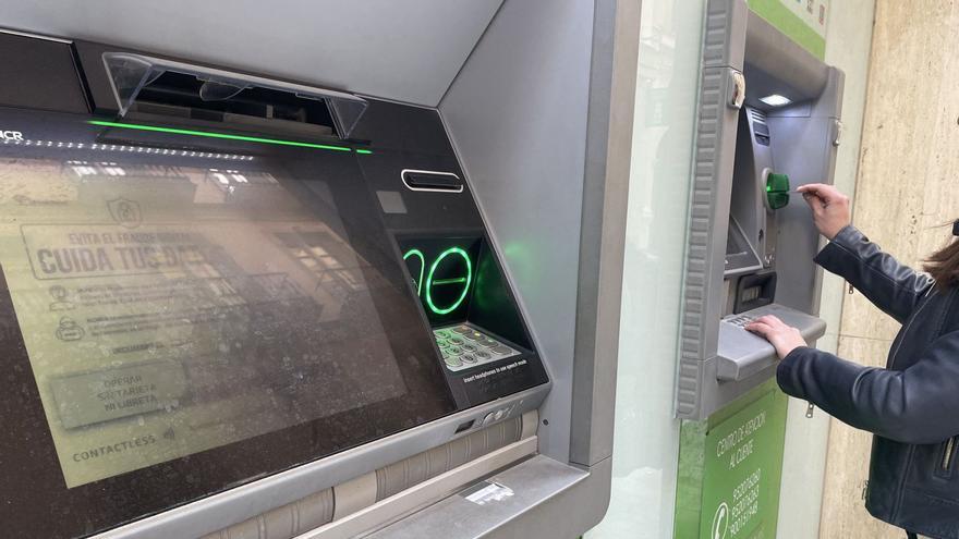 Un cajero automático en una oficina bancaria de Málaga capital.