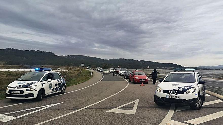 Un control de la Policía Local de O Grove en A Lanzda, ayer.