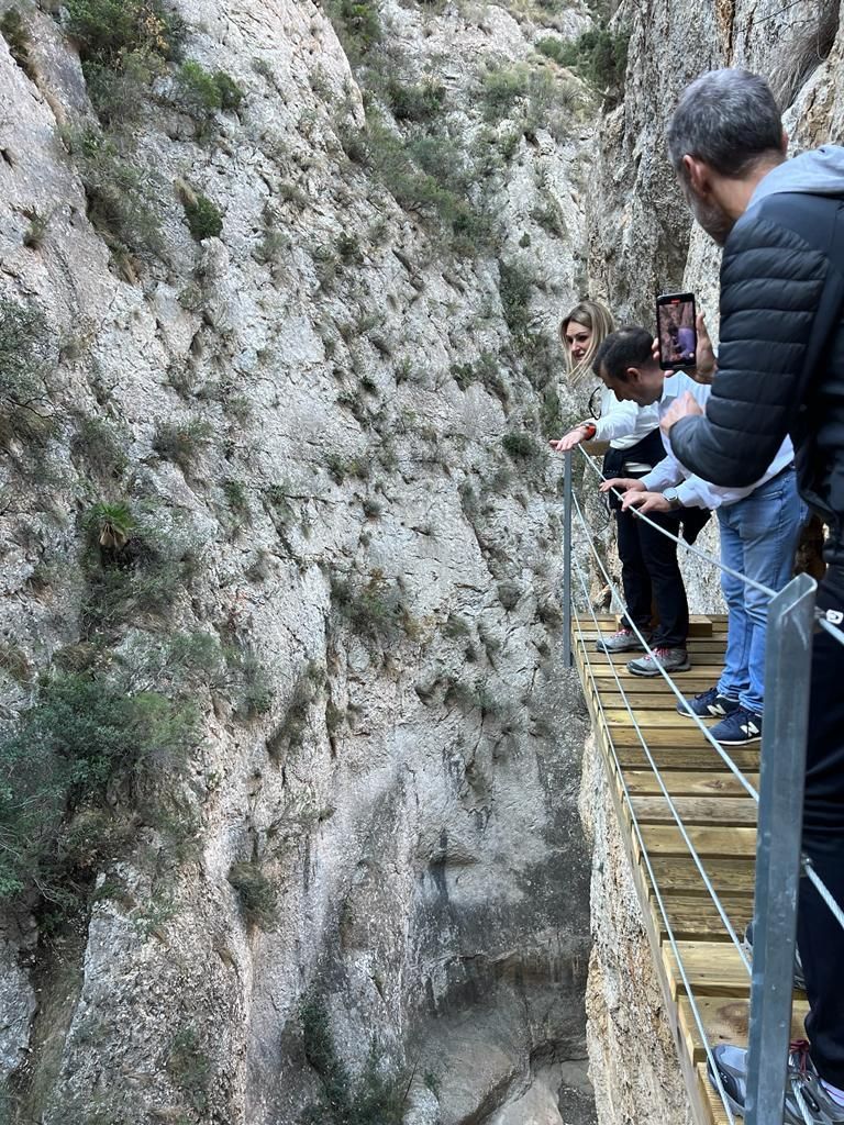 Relleu amplía 150 metros el recorrido de la pasarela que recorre el barranco desde el antiguo pantano