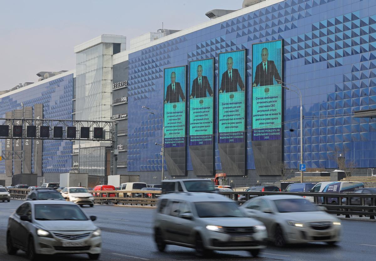 Unas pantallas gigantes en un centro comercial de Moscú muestran a Vladímir Putin, durante el discurso del Estado de la Nación.