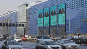 Unas pantallas gigantes en un centro comercial de Moscú muestran a Vladímir Putin, durante el discurso del Estado de la Nación.