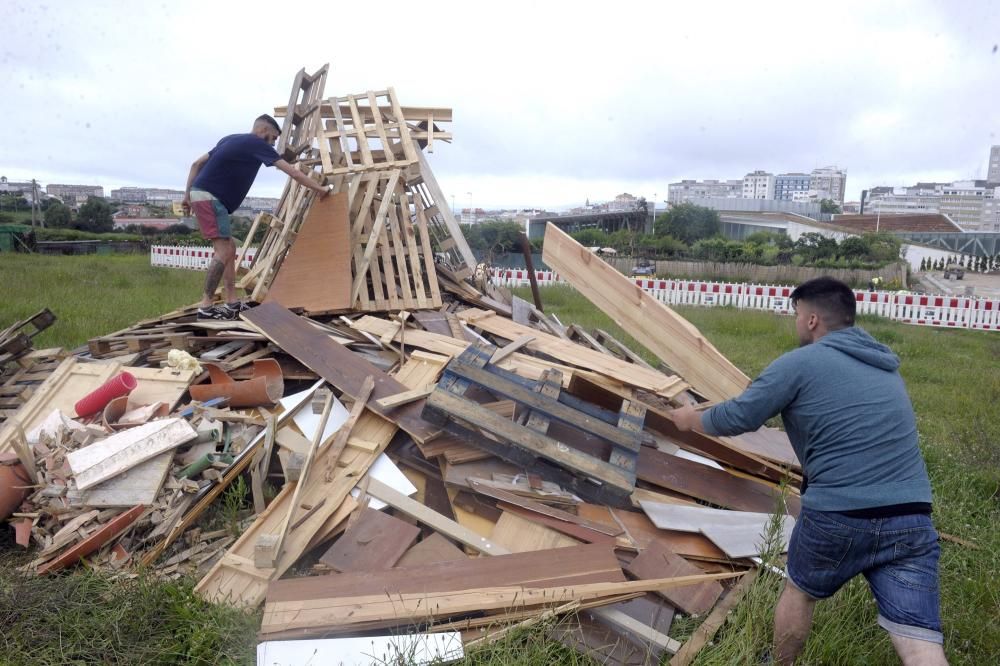 Los barrios del Agra do Orzan y Os Mariñeiros ultiman los detalles para la celebración de este San Juan 2016 en A Coruña. El Concello recibe 500 peticiones de hogueras, más del doble que el año pasado.