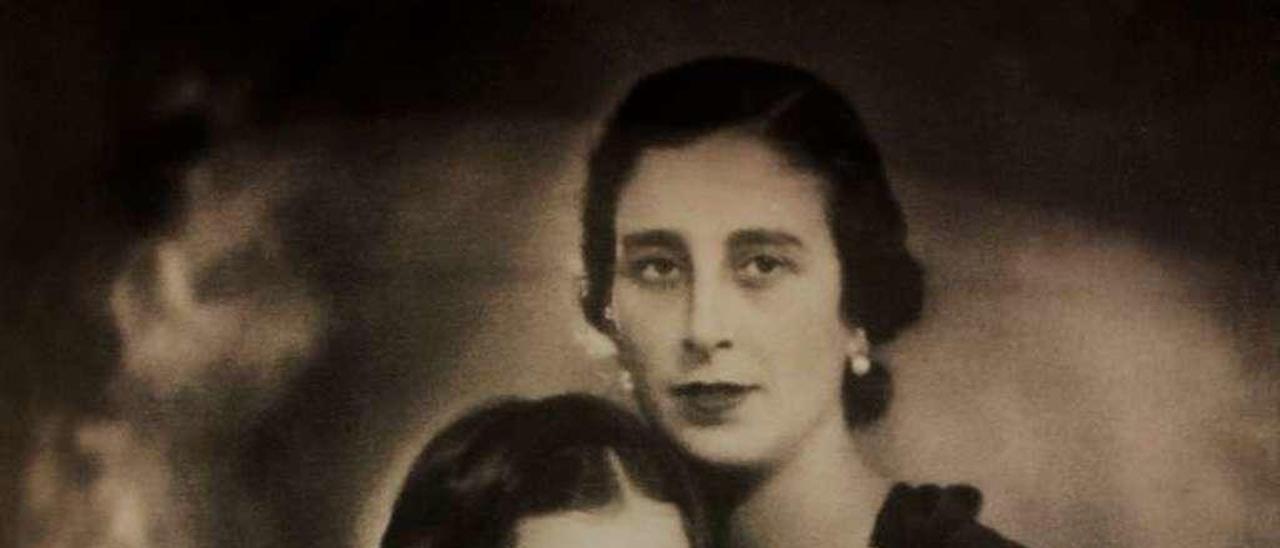 Carmen Franco, de niña, con su madre, Carmen Polo.