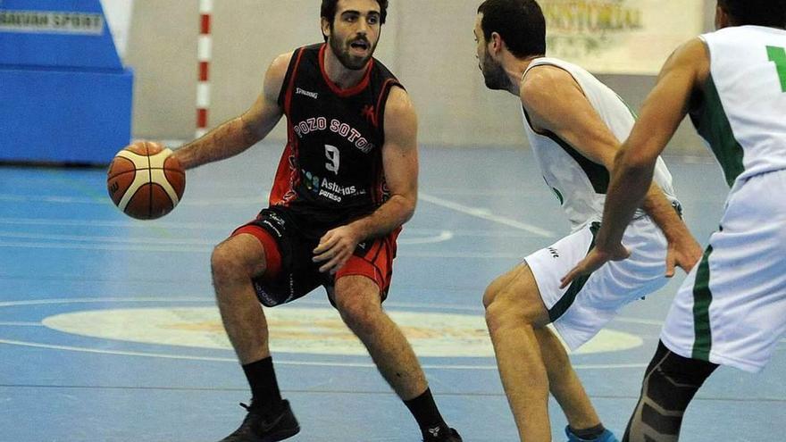 Bernat Camarasa bota el balón ante dos jugadores del VGO Basket.