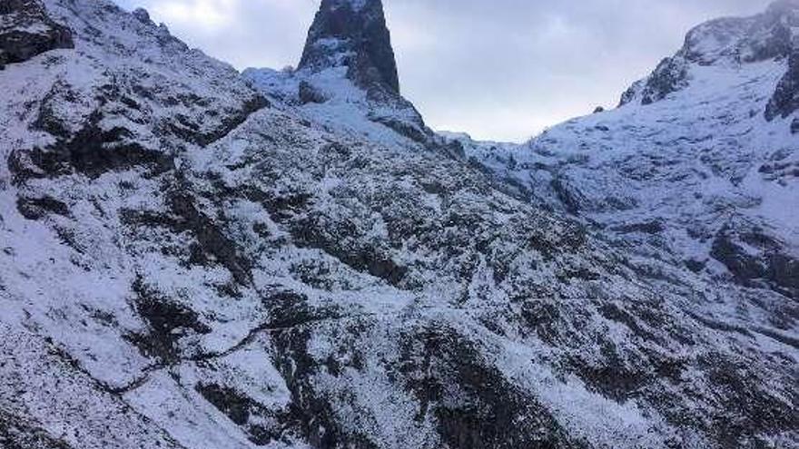 Subida a la Vega de Urriellu, con el pico al fondo, ayer, nevado.