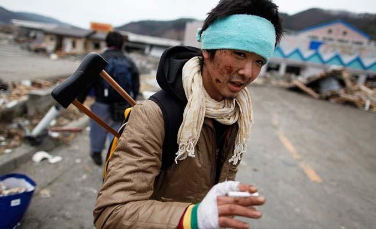 Un supervivent ferit busca menjar entre la runa d’un supermercat a Otsuchi, un poble pescador del qual han desaparegut 12.000 dels seus 15.000 habitants després del terratrèmol i posterior tsunami.